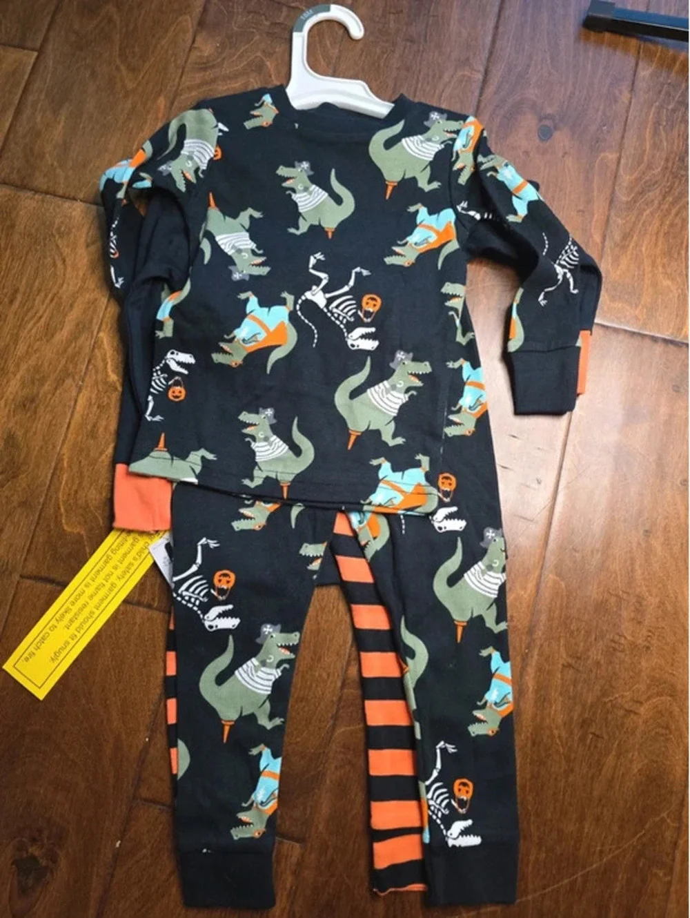 18m brand new halloween pajamas from carter's item. 259G6